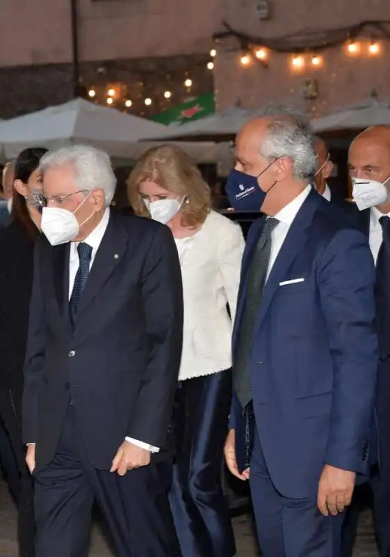 il presidente sergio mattarella con la figlia laura e il prefetto piantedosi  foto di bacco