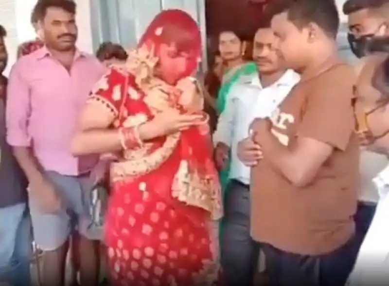 INDIA - SI TRAVESTE DA DONNA E VA AL MATRIMONIO DELLA SUA RAGAZZA COSTRETTA A SPOSARE UN ALTRO