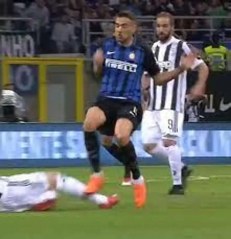 INTER JUVENTUS - IL FALLO DI VECINO SU MANDZUKIC