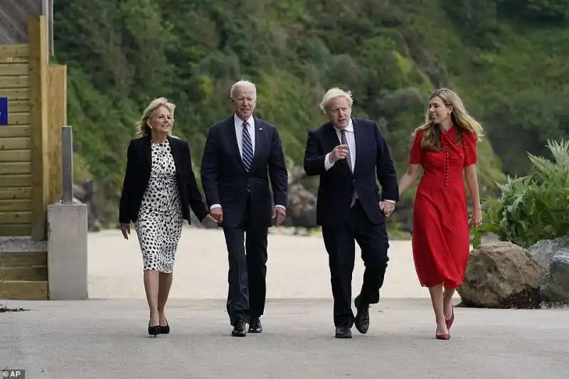 joe biden e boris johnson con le consorti 