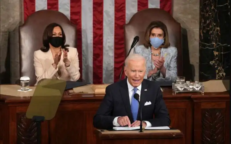 joe biden in congresso con kamala harris e nancy pelosi