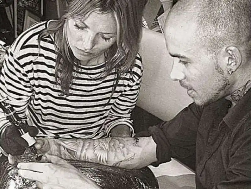 kate moss impara a tatuare da Daniel Casone