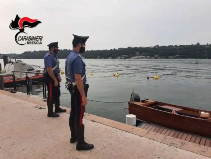 la barca sventrata di umberto garzarella 1