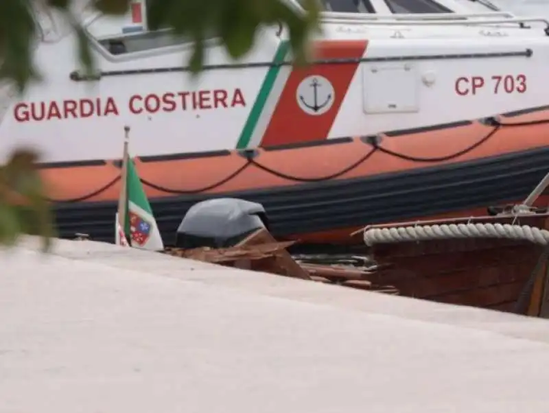 la barca sventrata di umberto garzarella