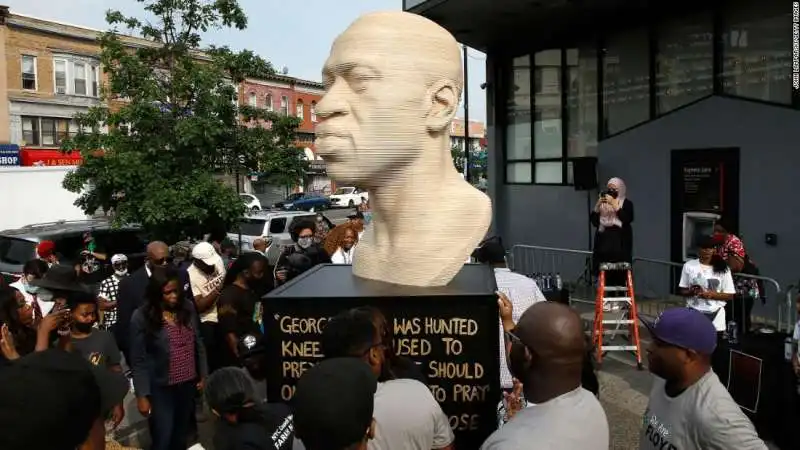 la statua di george floyd a brooklyn 1