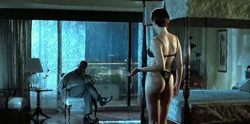 lo spogliarello di jamie lee curtis  in true lies  3