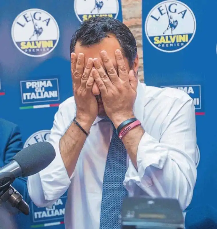 MATTEO SALVINI CON LE MANI IN FACCIA