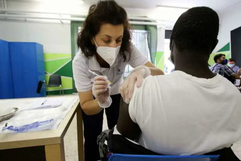 migranti invisibili per la vaccinazione 1