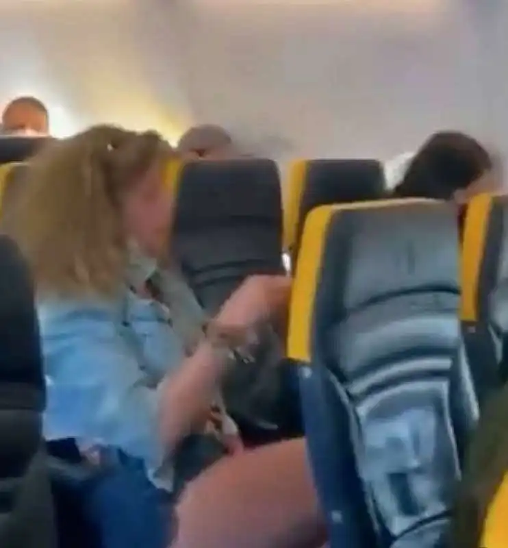 passeggera sul volo ryanair 5