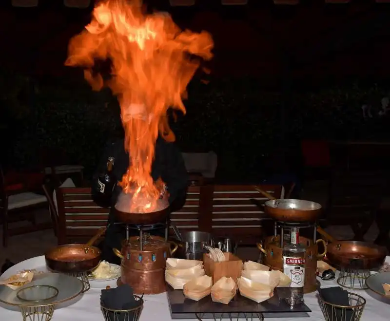 preparazione di gamberi al flambe