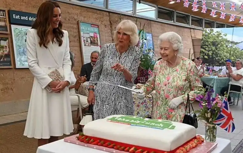 regina elisabetta taglia la torta con la spada 4