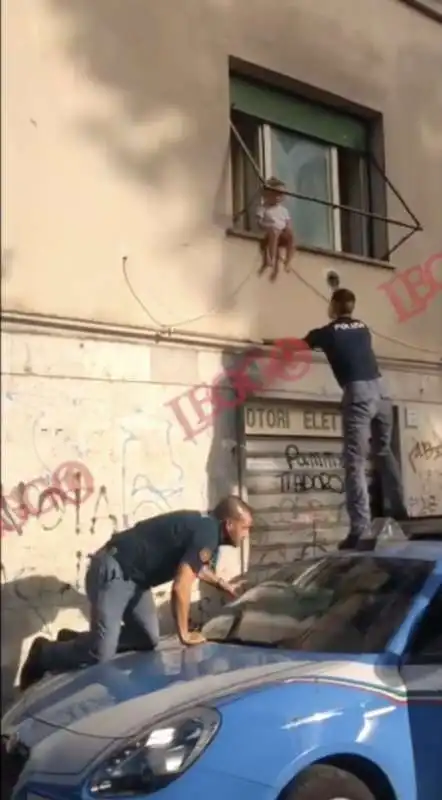 ROMA, BAMBINA SUL DAVANZALE SALVATA DAI POLIZIOTTI 1