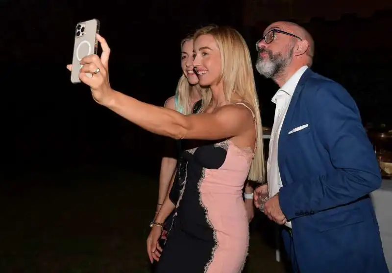 sivia salis  valentina graverini  angelo argento  si fanno un selfie  foto di bacco