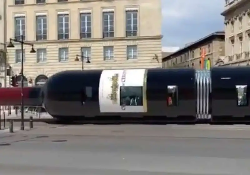 tram trasformato in bottiglia di vino 2