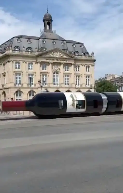 tram trasformato in bottiglia di vino 4