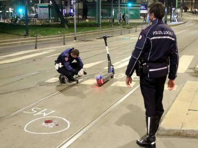 UOMO CADE DAL MONOPATTINO A MONZA E GLI RUBANO IL MEZZO