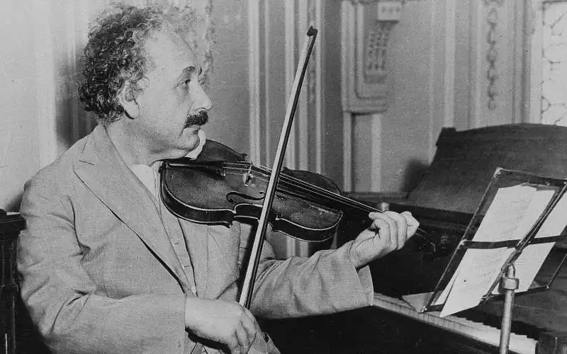 albert einstein suona il violino 2