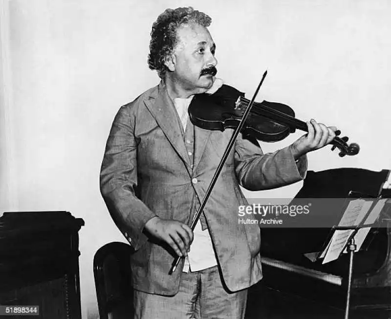 albert einstein suona il violino 4