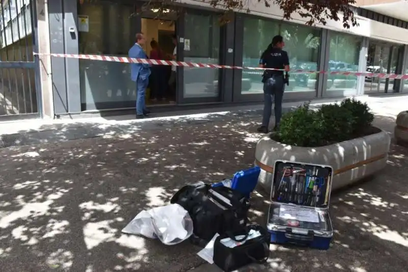 allarme bomba alla sede di leonardo a roma  