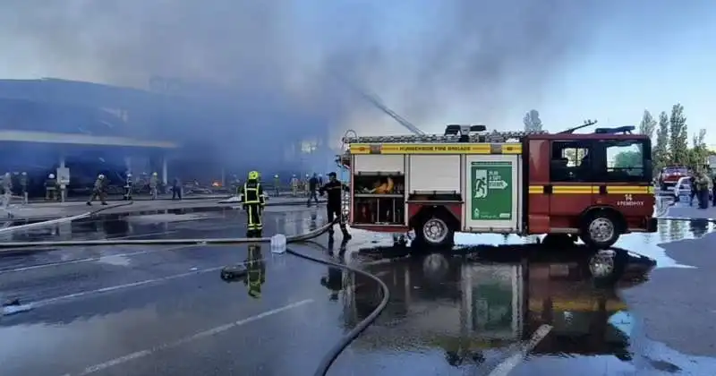 attacco russo al centro commerciale di kremenchuk   3