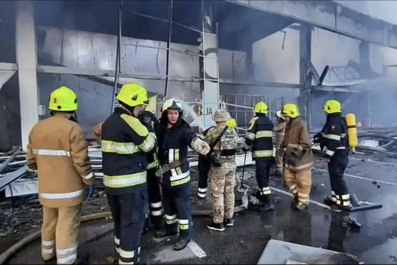 attacco russo al centro commerciale di kremenchuk   8