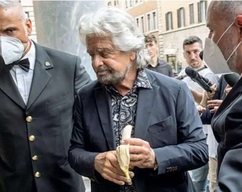 BEPPE GRILLO CON UNA BANAN 