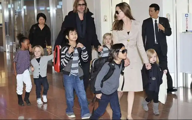 brad pitt   angelina jolie con i figli