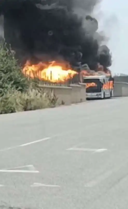 bus atac a fuoco in via laurentina   4