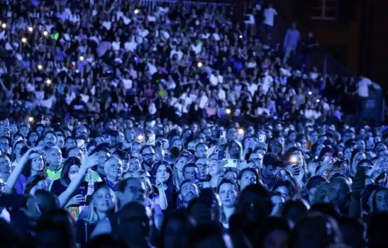 concerto gigi d alessio a piazza plebiscito 8