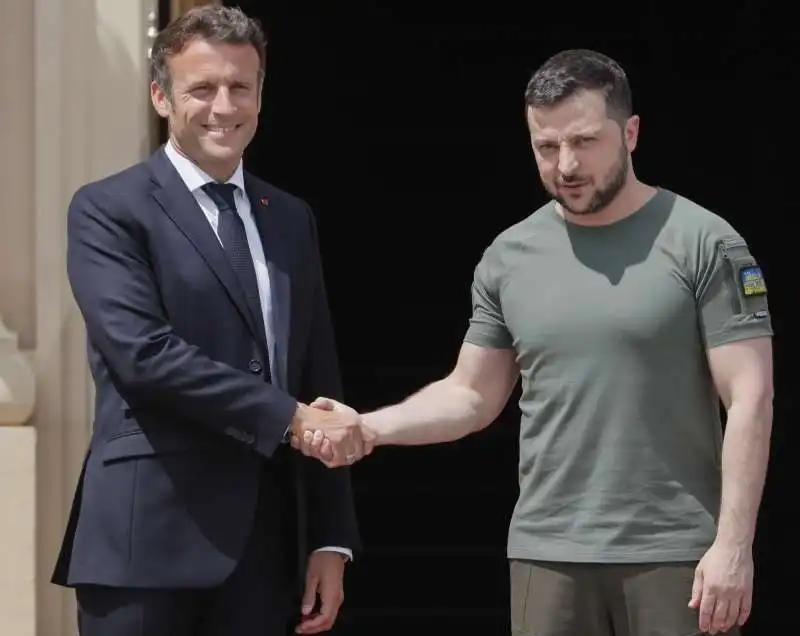 EMMANUEL MACRON VOLODYMYR ZELENSKY 