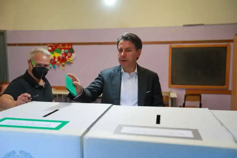 giuseppe conte al seggio per il referendum sulla giustizia  2