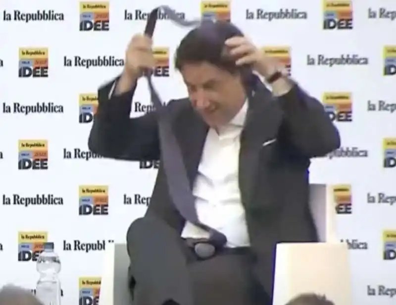 giuseppe conte si toglie la cravatta  1