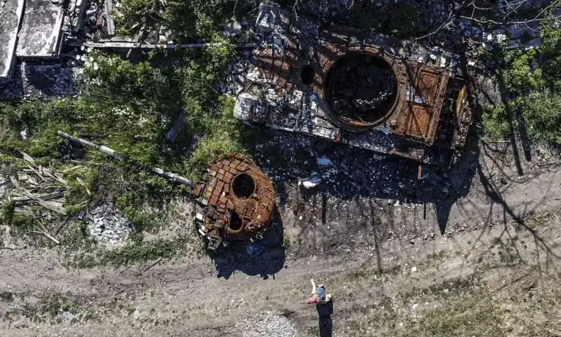 guerra in ucraina   carri armati distrutti 