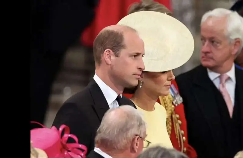 il principe william sembrava a disagio quando entrava nella cattedrale e anche quando si sedeva davanti alla chiesa