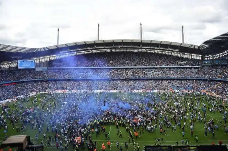 invasione di campo dei tifosi del manchester city per la vittoria della premier league 