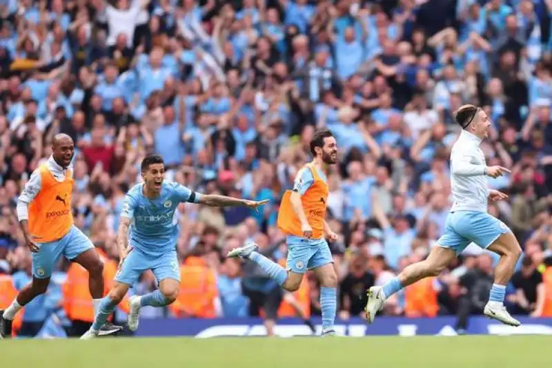 joao cancelo festegga la vittoria della premier league 4