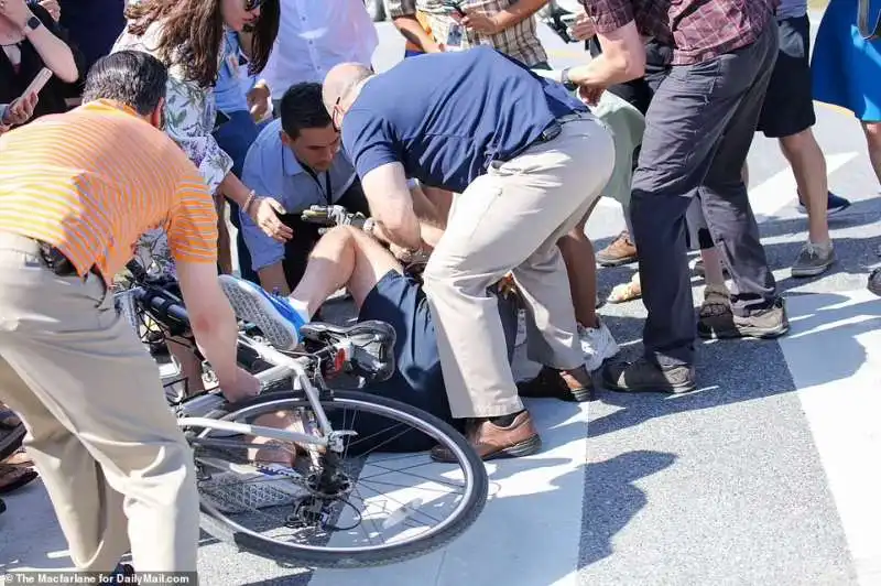 joe biden cade dalla bicicletta 2