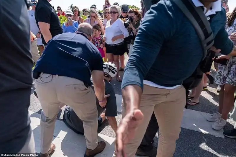 joe biden cade dalla bicicletta 6