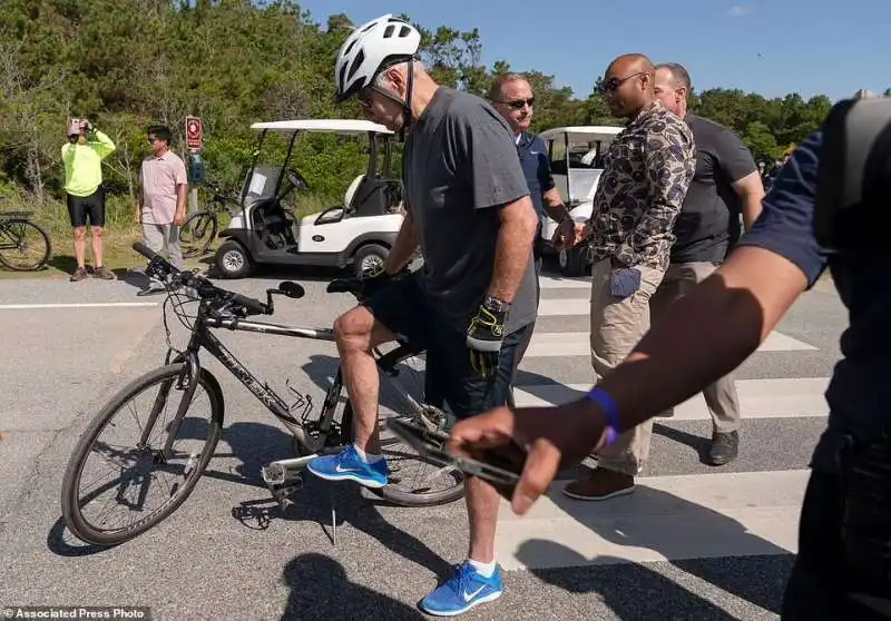 joe biden cade dalla bicicletta 9