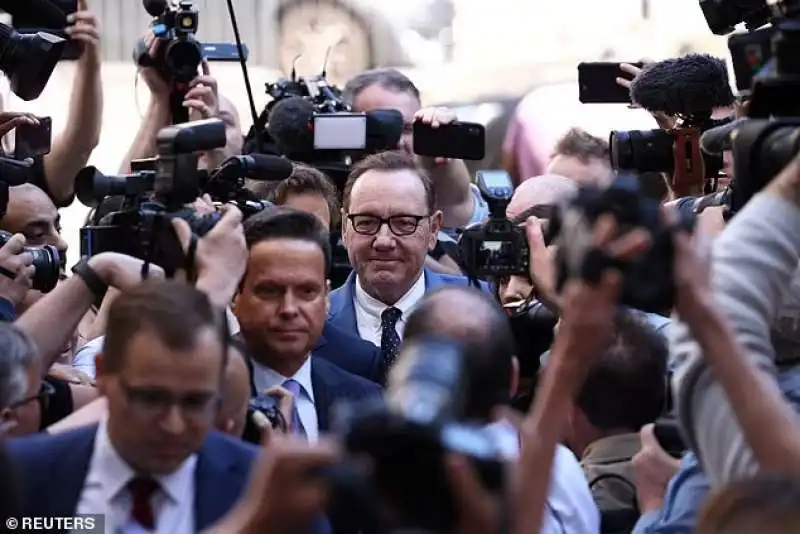 Kevin Spacey arriva al tribunale di Londra