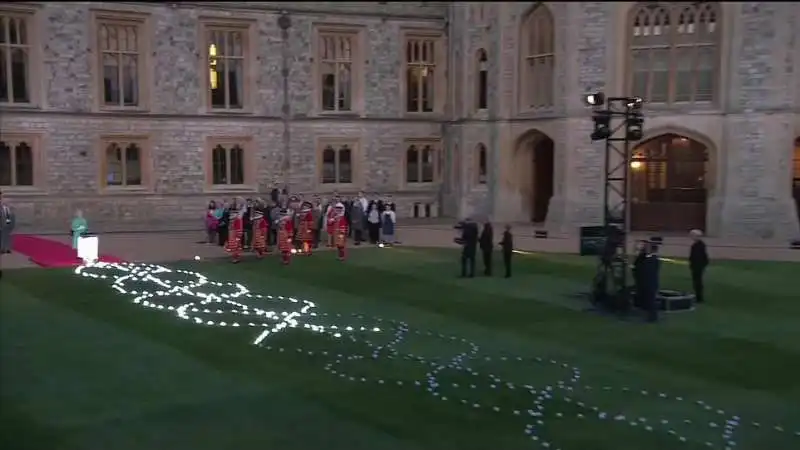 la regina alla cerimonia di illuminazione a windsor 2