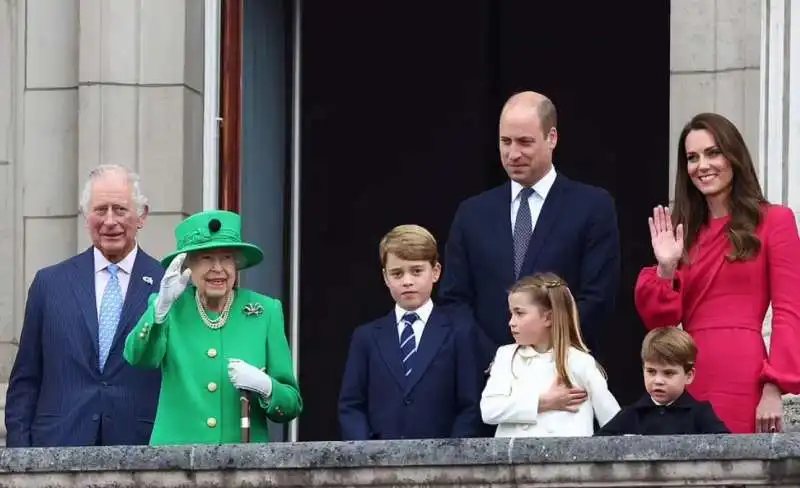 la regina elisabetta si affaccia al balcone di bukingham palace per la parate del giubileo di platino  