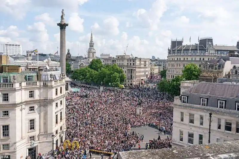 la sfilata trooping the colour a londra