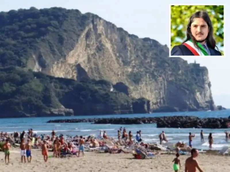 la spiaggia di bacoli e il sindaco