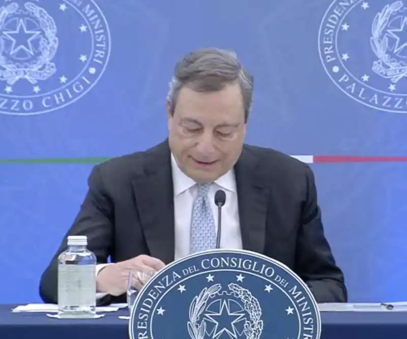 mario draghi in conferenza stampa   4