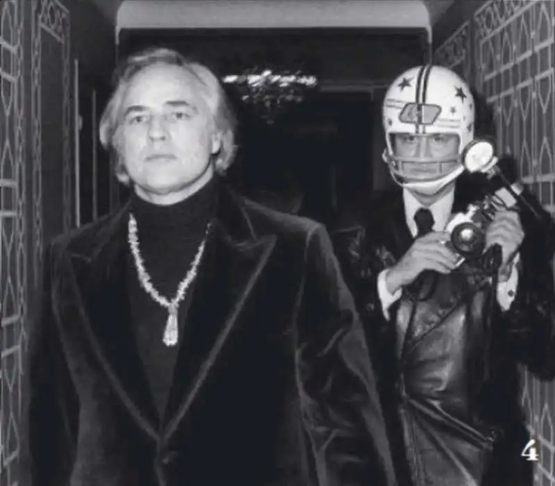 marlon brando e ron galella nel 1974