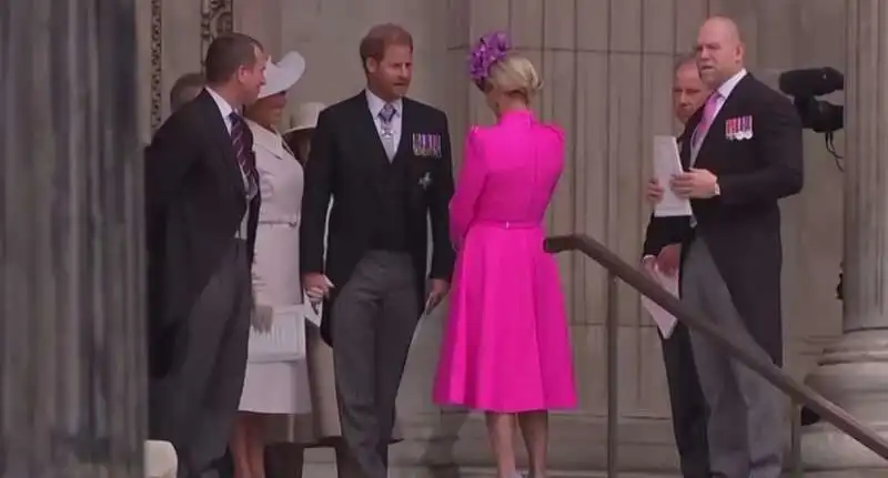 mike tindall zara phillips e harry e meghan fuori dalla cattedrale di st pauls al giubileo di platino 