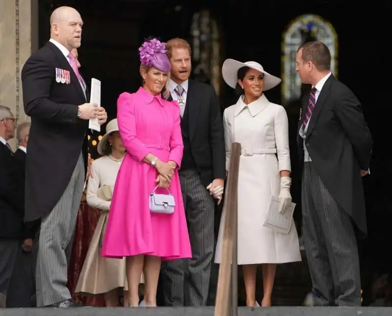 mike tindall zara phillips e harry e meghan fuori dalla cattedrale di st pauls al giubileo di platino 