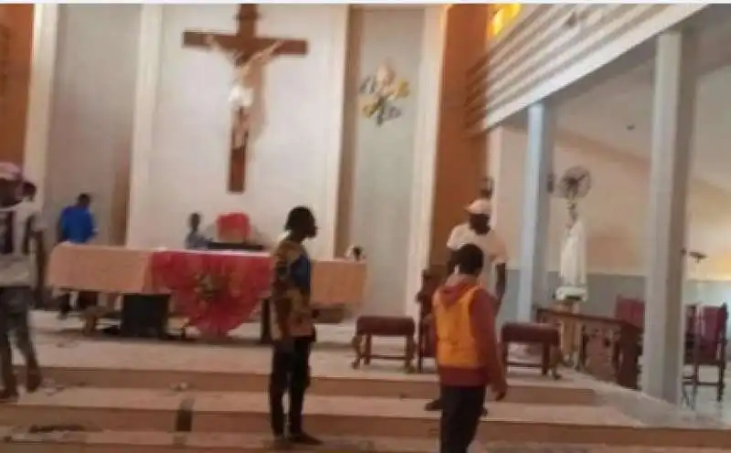 nigeria   assalto  in chiesa durante la messa di pentecoste   1