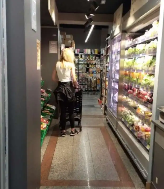 olivia paladino al supermercato   5